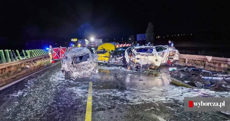Ogromny karambol na autostradzie w Polsce – 4 ofiary śmiertelne, w tym dzieci, oraz 15 rannych