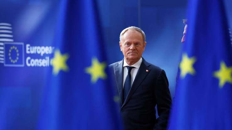 “Cyberatak na partię premiera Polski Donalda Tuska przed wyborami 2025; podejrzenie udziału Rosji”