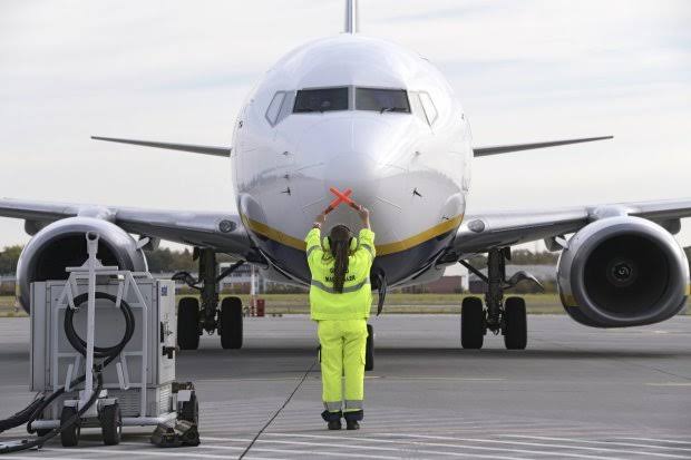 Polska kobieta: 32-letnia pracownica obsługi naziemnej zabita przez Dreamliner na lotnisku w Warszawie; śledztwo obwinia pilota