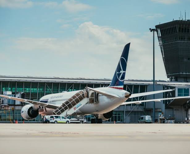 Pasażerowie w panice, gdy układ podwozia LOT Polish Airlines nie reaguje podczas krytycznego podejścia
