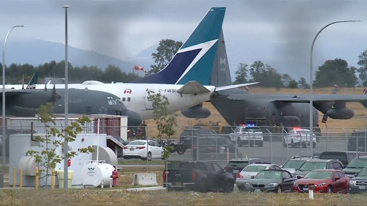 “Major Collision at Calgary Airport: WestJet Airlines Involved in Crash with Another Plane, Leading to Losses”