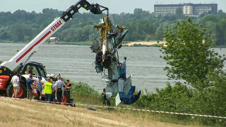 Tragedia podczas Płockiego Pikniku Lotniczego: Pilot akrobacyjny ginie po katastrofie samolotu do Wisły podczas pokazów festiwalowych