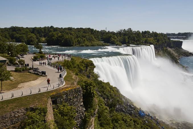 Tragedy at Niagara Falls: Woman Dies, Child Injured After 90-Foot Fall into Gorge in Apparent Intentional Act