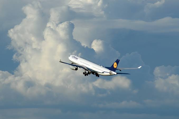 Lufthansa Horror: Passenger’s Mischievous Attempt Triggers Triple Dive on Flight to Stuttgart