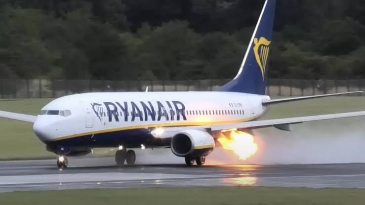 Ryanair: samolot wypadł z pasa startowego, uderzył w betonową ścianę i eksplodował – wszyscy pasażerowie zginęli