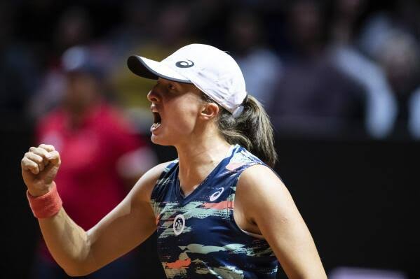 Zmęczona i osłabiona, Iga Świątek robi przerwę i wycofuje się z turnieju Madrid Open.