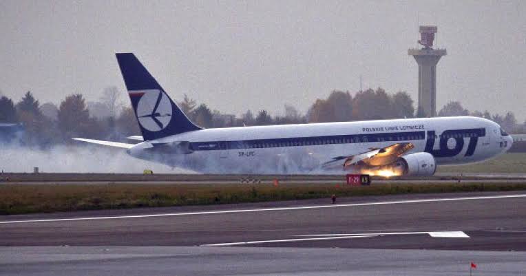 Samolot LOT Polish Airlines ląduje awaryjnie na brzuchu – 31 ofiar śmiertelnych”