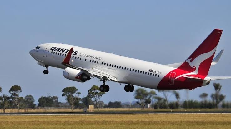 Qantas Flight Struck by Lightning, Resulting in Multiple Fatalities