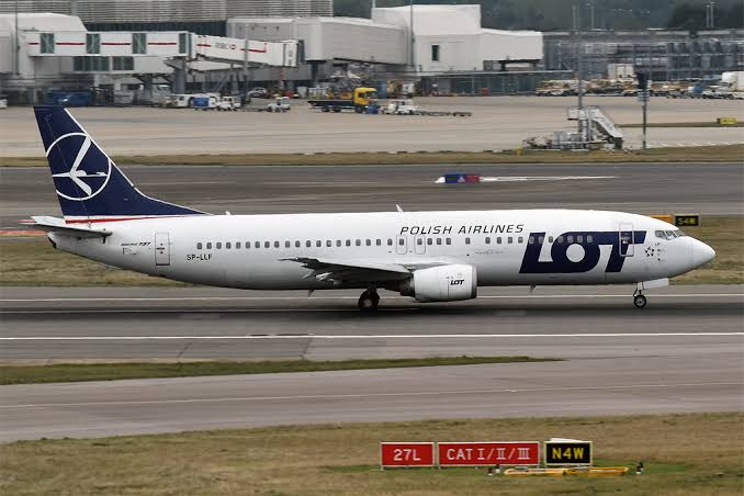 Lot Polish Airlines zmuszony do awaryjnego lądowania z powodu zderzenia z ptakie
