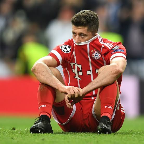 Robert Lewandowski, popularny polski napastnik, grozi zawieszenie za doping."