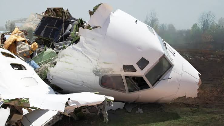 Tragedy in the Skies: United Airlines Flight Crashes from 1,000ft After Engine Failure, Lives Lost