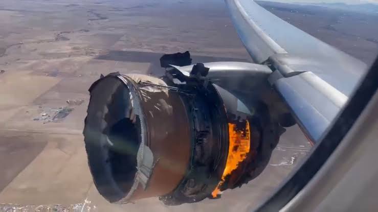 “Panic at 1,000 Feet: United Airlines Flight Diverts After Engine Erupts in Flames”