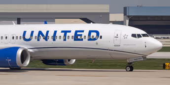 A United Airlines pilot ordered pizza for all his passengers after an emergency landing left them stranded