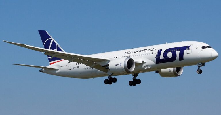 Linia lotnicza LOT Polish Airlines zjechała z pasa startowego na lotnisku w Chicago.