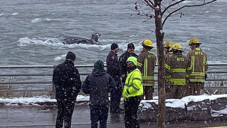 Car Plunges into water near Niagara Falls..5 Lives Claimed