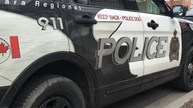 Man arrested after stabbing, standoff with police that shut down QEW