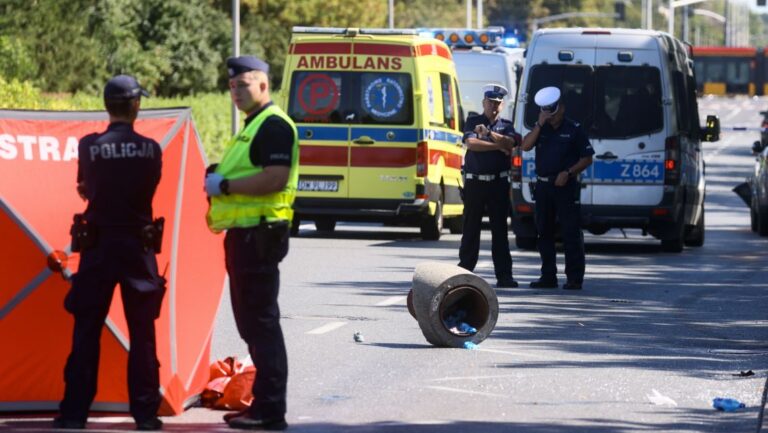 Dwóch zabitych, pięciu poważnie rannych po tym, jak samochód „gwałtownie” wjechał w przystanek autobusowy w Warszawie.