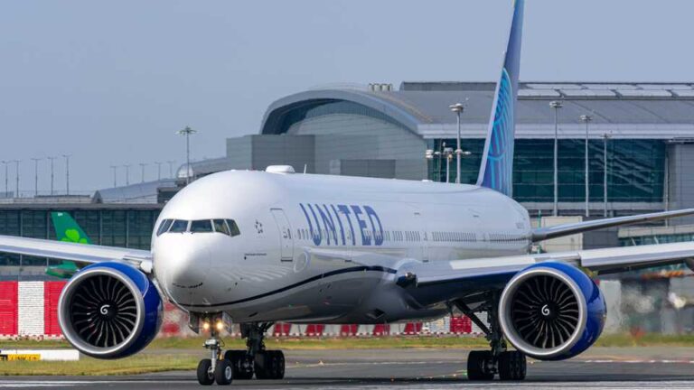 Panic Aboard United Airlines Flight as Pilot Attempts Emergency Belly Landing With 180+ Passengers