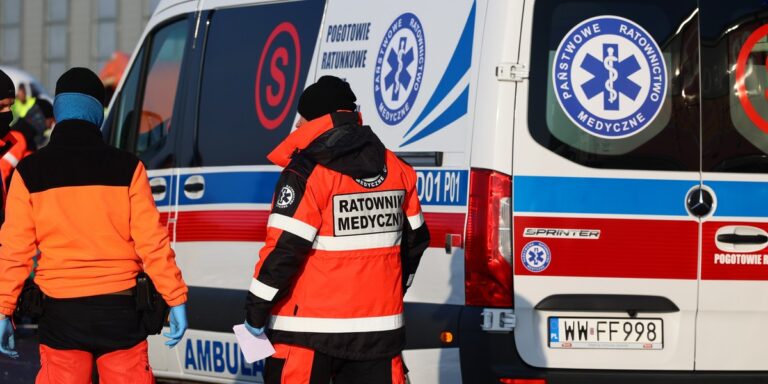 Pacjent śmiertelnie dźga nożem polskiego ratownika medycznego podczas interwencji ratunkowej.