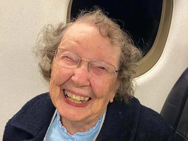 Mid-Flight Scare: What Happened to an Elderly Passenger Leaves United Airlines Travelers Shaken