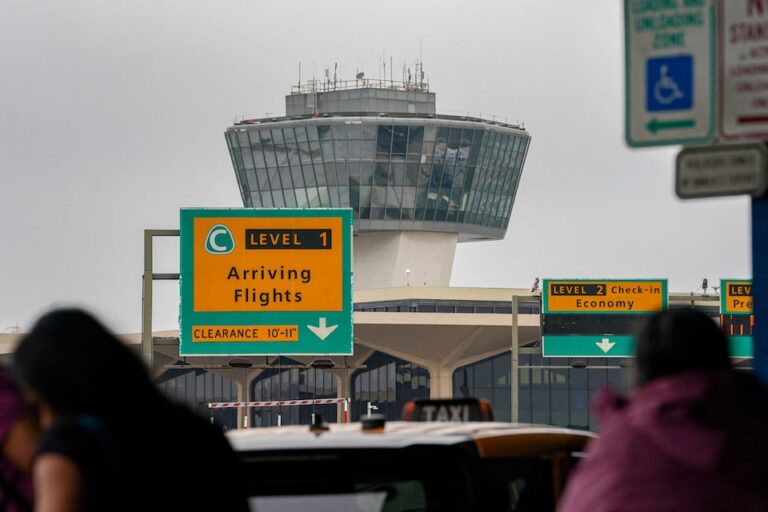 US FAA to meet with airlines about temporary Newark May flight cuts