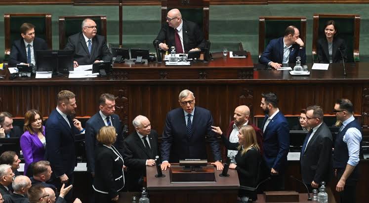 Skandal w polskim parlamencie: Posłowie PiS staną przed odpowiedzialnością prawną..”Morderca”