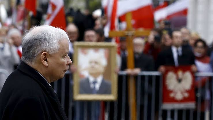 Tragedia wciąż dzieli Polskę: PiS oskarża był rząd o niewłaściwe prowadzenie dochodzenia w sprawie katastrofy lotniczej