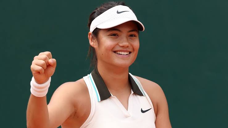 Emma Raducanu: British star checked by French Open doctor but battles through to set up blockbuster with Iga Swiatek