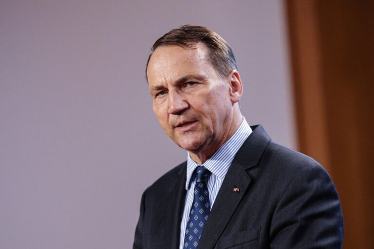 Rosja ma 200 brygad. Sikorski porównał do potencjału UE
