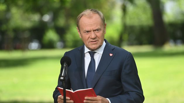 “Cuda” w komisjach. Tusk sięgnął na konferencji po konstytucję