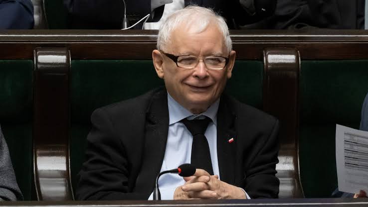 Jak nowe otwarcie ma tak wyglądać, to PiS już może mrozić szampana. “Wystarczy schować własnych radykałów”