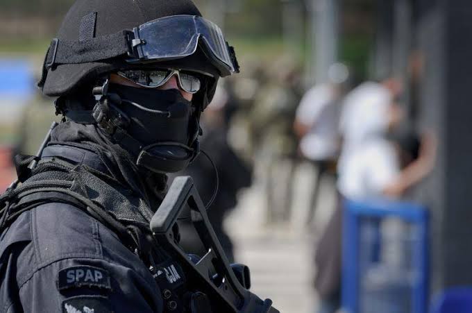 „Polska w obliczu fali kryzysów: spisek terrorystyczny skrajnej prawicy, skandale korupcyjne i chaos w sądownictwie wstrząsają krajem”