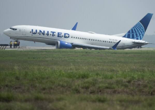 United Airlines Flight With Over 132 Passengers Rolls off Runway In Texas