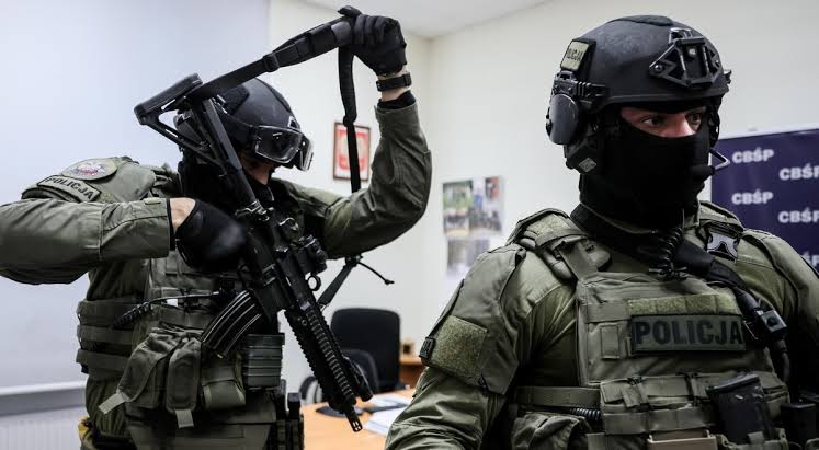 Terror uderza w Polskę: ogólnokrajowy stan wyjątkowy wprowadzony