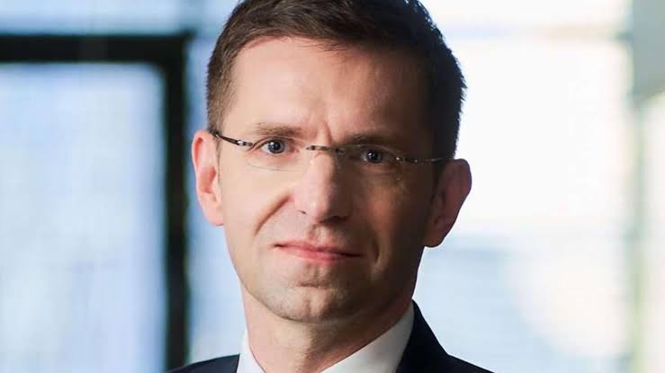 PLL LOT zwolniły prezesa Michała Fijoła po tym, jak został przyłapany na niemoralnym zachowaniu.