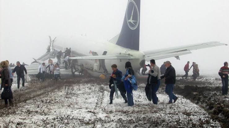 Șoc la Henri Coandă: Coliziune fatală între un avion TAROM și un vehicul de pe pistă, soldată cu numeroase victime.