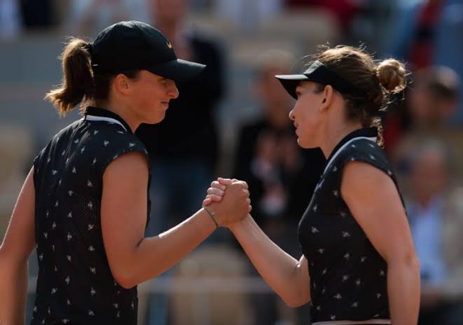 Iga Świątek îi transmite condoleanțe sincere Simonei Halep după o pierdere devastatoare