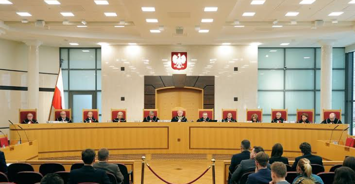 PiS: Krytykuje wpływ UE na polskie sądy i politykę kulturalną. Często ściera się z Brukselą w sprawie praworządności i reform sądownictwa.