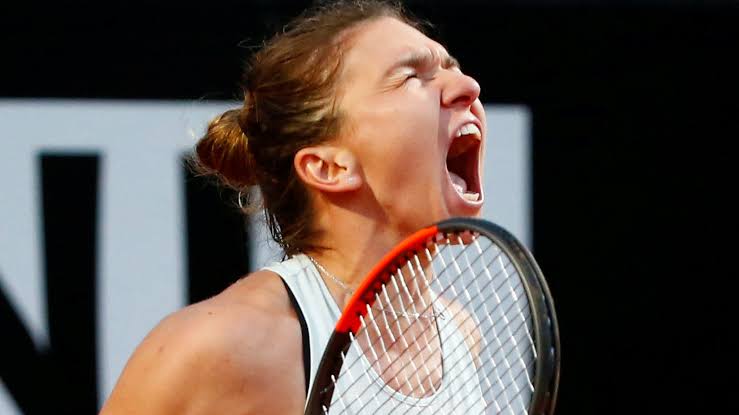 Pe neașteptate, Tania Halep își pierde echilibrul și se prăbușește.