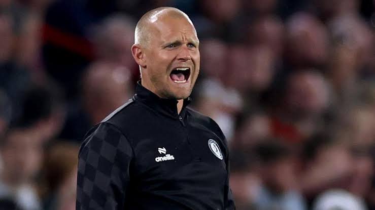Liam Manning Breaks Silence on Borja Sainz Suspension: “Standards Must Be Respected”
