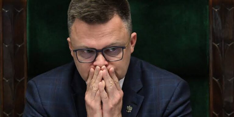 „Niewyobrażalny Skandal! Monitoring allegedly uchwycił Szymona Hołownię przyjmującego miliony, gdy przewodniczący PiS rzekomo finansował manipulację wyborczą!”
