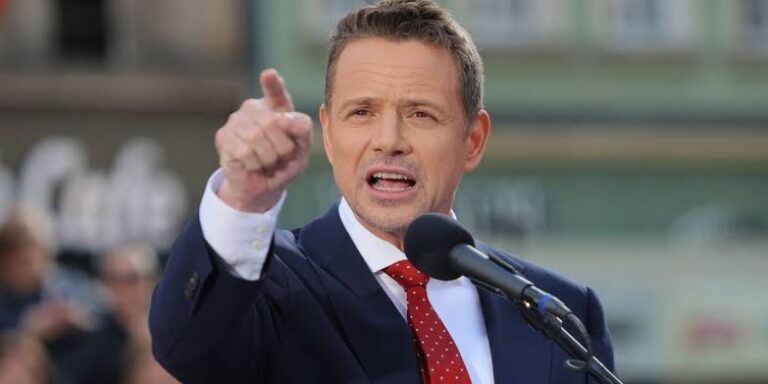 Rafał Trzaskowski pozywa Sylwestra Marciniaka w Sądzie Najwyższym, odwołuje się od wyników wyborów i przedstawia nagranie jako dowód rzekomego fałszerstwa, a Marciniak wybucha płaczem i błaga o przebaczenie.