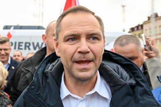 „Karol Nawrocki Oficjalnie Usunięty ze Stanowiska w Związku z Zarzutami o Oszustwa”