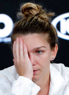 Simona Halep – O confesiune tulburătoare despre drumul ei în tenis: „Toată cariera mea am trăit înconjurată de prieteni falși, oameni care s-au prefăcut că mă iubesc, dar care în realitate nu și-au dorit niciodată să vadă ce este mai bun în mine, care au zâmbit doar de fațadă și au bătut din palme atunci când pășeam pe teren, dar în adâncul lor au așteptat cu nerăbdare să cad, să greșesc, să mă pierd în furtunile interioare și în momentele mele de slăbiciune; am simțit de prea multe ori cum în jurul meu se ridicau ziduri de ipocrizie, cum falsitatea devenea decorul vieții mele, cum vorbe dulci ascundeau intenții amare și cum umbrele oamenilor de lângă mine au fost mai întunecate decât orice adversar întâlnit vreodată pe terenul de tenis; această mărturisire nu este doar o reflecție personală, ci și o dezvăluire despre singurătatea campionilor, despre prețul succesului, despre cât de dureros este să realizezi că nu toți cei care îți sunt aproape îți vor binele, iar cei care par să te sprijine pot fi chiar cei care îți doresc prăbușirea – adevărul amar al unei cariere trăite printre „prieteni” care, în realitate, au fost doar umbre ascunse ale dușmăniei.