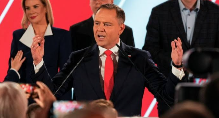 Polacy nie chcą Szymona Hołowni w rządzie. Jest nowy sondaż.