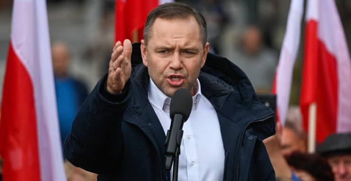 W kampanii Tusk obiecywał ograniczenia 800+. Dziś je rozszerza dla Ukraińców. Prezydent mówi „dość” i naprawia błędy rządu!