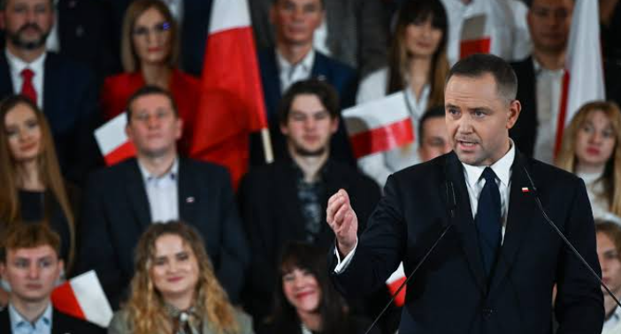 Granica została przekroczona! Mazurenko, goszczący w Polsce, w polskiej telewizji znieważył Prezydenta RP. To uderzenie w majestat państwa i w każdego z nas. Dlatego idzie zawiadomienie do prokuratury i pismo do KUL o jego usunięcie z uczelni.  👉 Zostaw komentarz i udostępnij dalej!