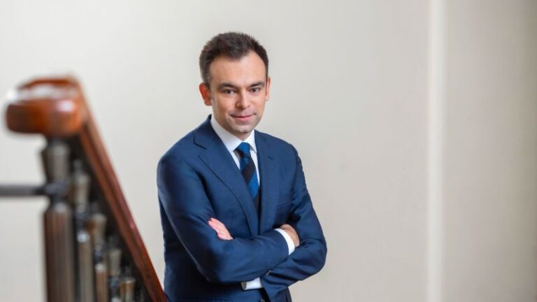 Szok w Polsce: Minister Finansów Andrzej Domański uwikłany w poważny skandal związany z defraudacją