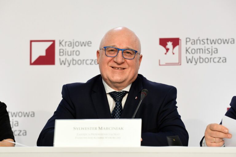 „Wyciek transakcji ujawnia, że Sylwester Marciniak otrzymał 1,1 miliarda złotych od prezesa PiS po udanym fałszowaniu wyborów”