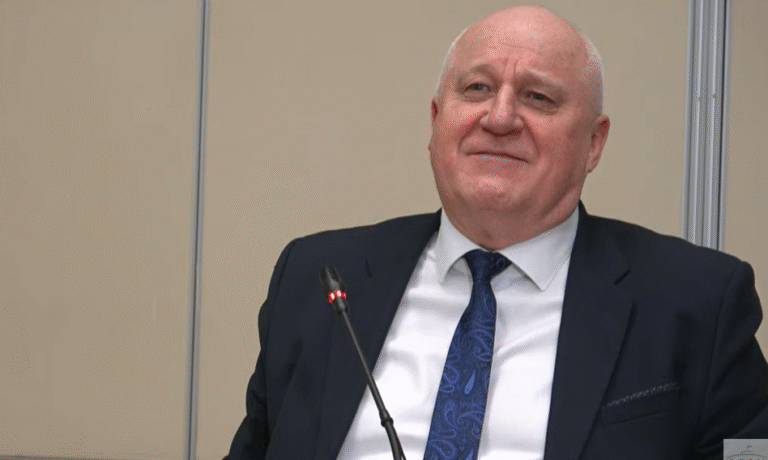 PRZYŁAPANY NA GORĄCYM UCZYNKU: Wyciekły Film Marciniaka ROZBIJA Polskie Wybory — Ponowne Liczenie czy ZAMIESZKI?!”